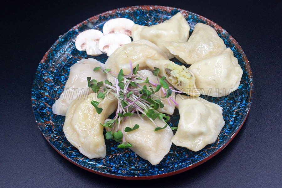 Вареники з картоплею та грибами (1 кг)